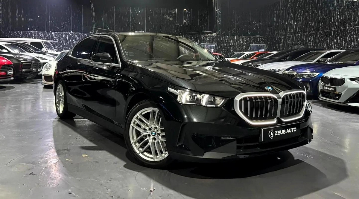 Exclusive offer | LOW Mileage | GCC | Luxury Sedan | AGMC Warranty 2028 | AGMC Service 2028-13-13