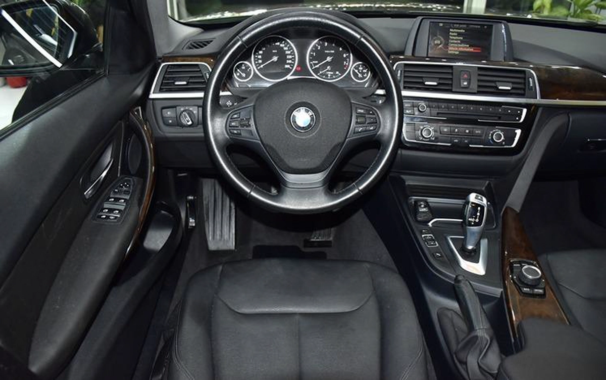 BMW 318i ( 2016 Model ) in Brown Color GCC Specs-2-2