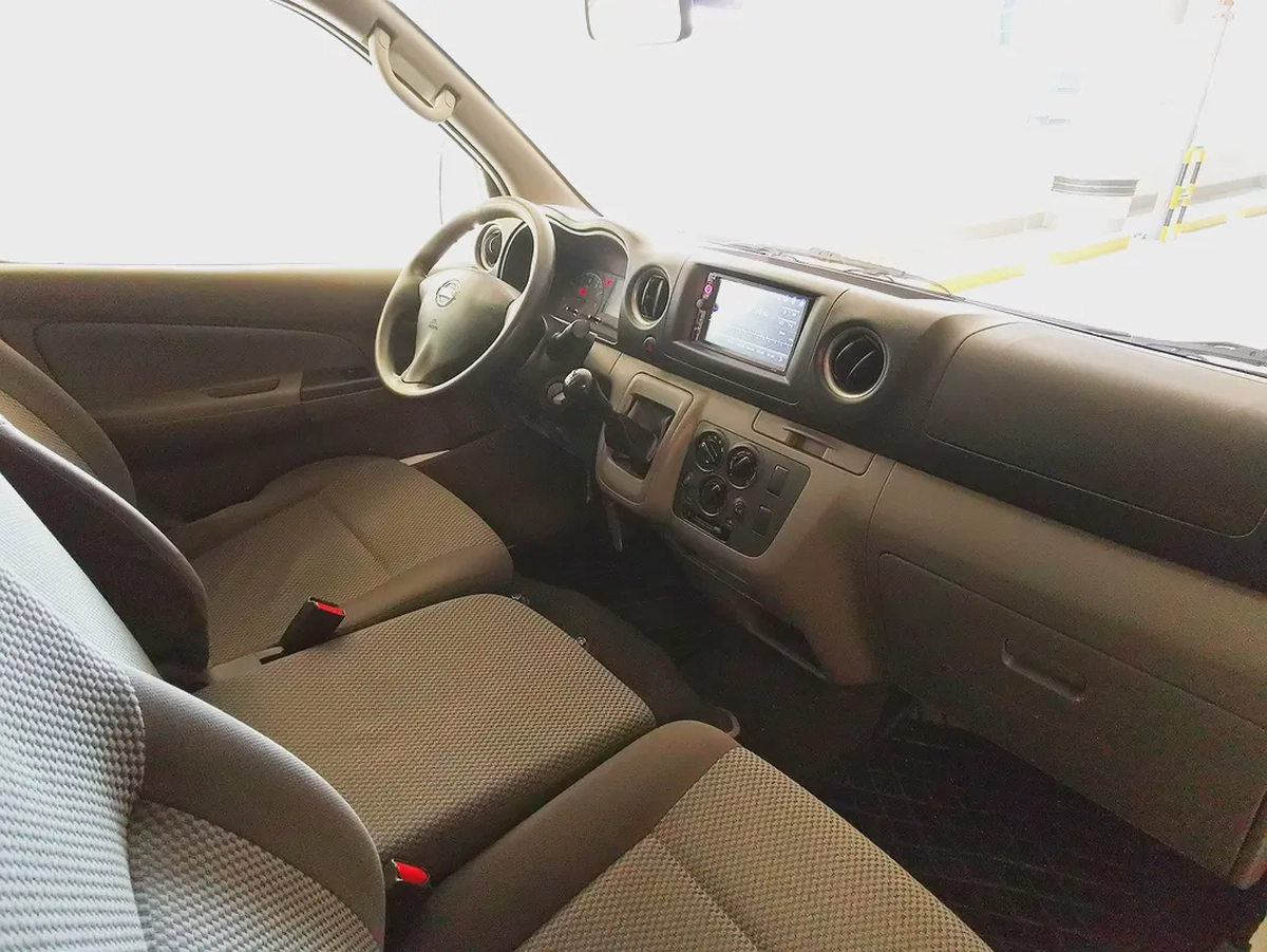 Nissan Urvan NV350 3 Seater Manual 2021 | GCC Specs | Well Maintained
