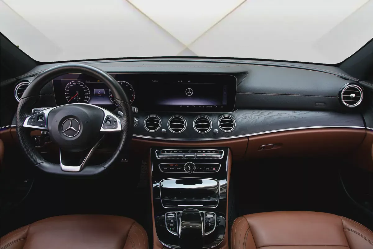 MERCEDES BENZ E 300 - 2018 - GCC - FULLY LOADED - AMAZING CONDITION-12-12