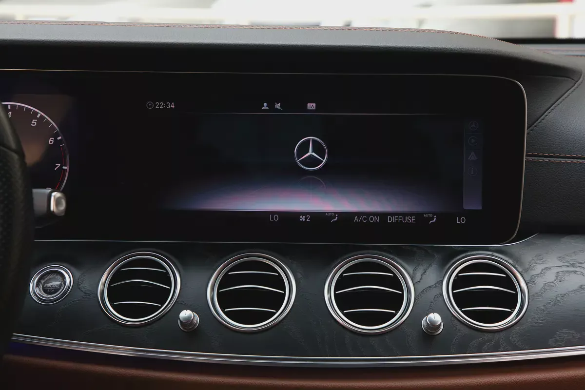 MERCEDES BENZ E 300 - 2018 - GCC - FULLY LOADED - AMAZING CONDITION-15-15