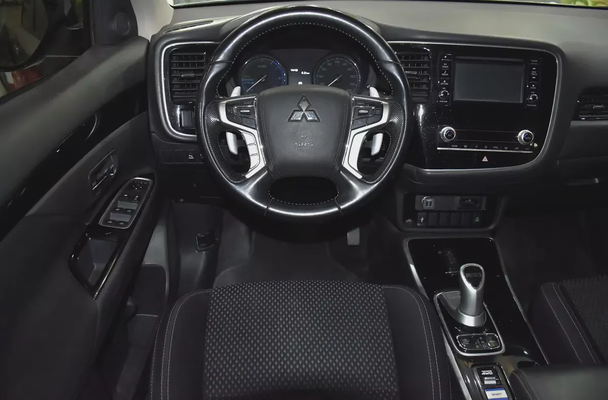 AED 833 EMi at 0% DP | Mitsubishi Outlander PHEV ( 2020 Model ) in Silver Color GCC Specs-11-11