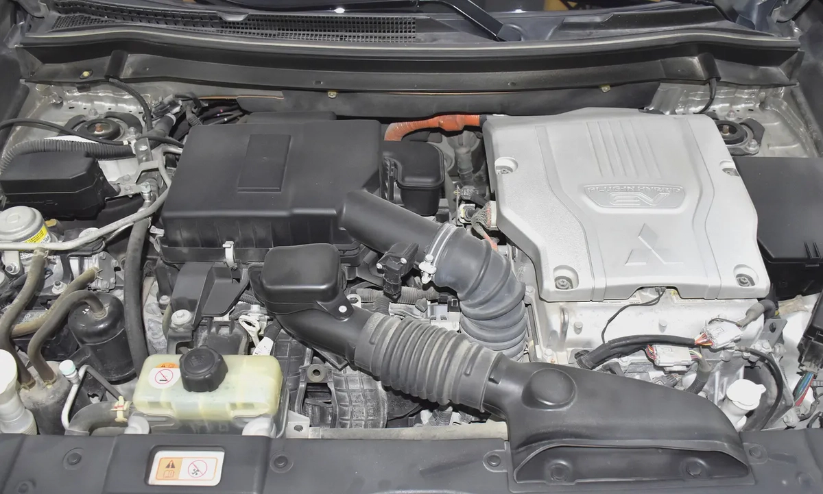 AED 833 EMi at 0% DP | Mitsubishi Outlander PHEV ( 2020 Model ) in Silver Color GCC Specs-16-16
