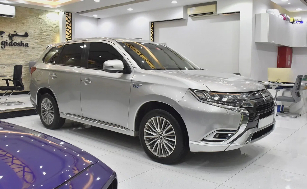 AED 833 EMi at 0% DP | Mitsubishi Outlander PHEV ( 2020 Model ) in Silver Color GCC Specs-2-2