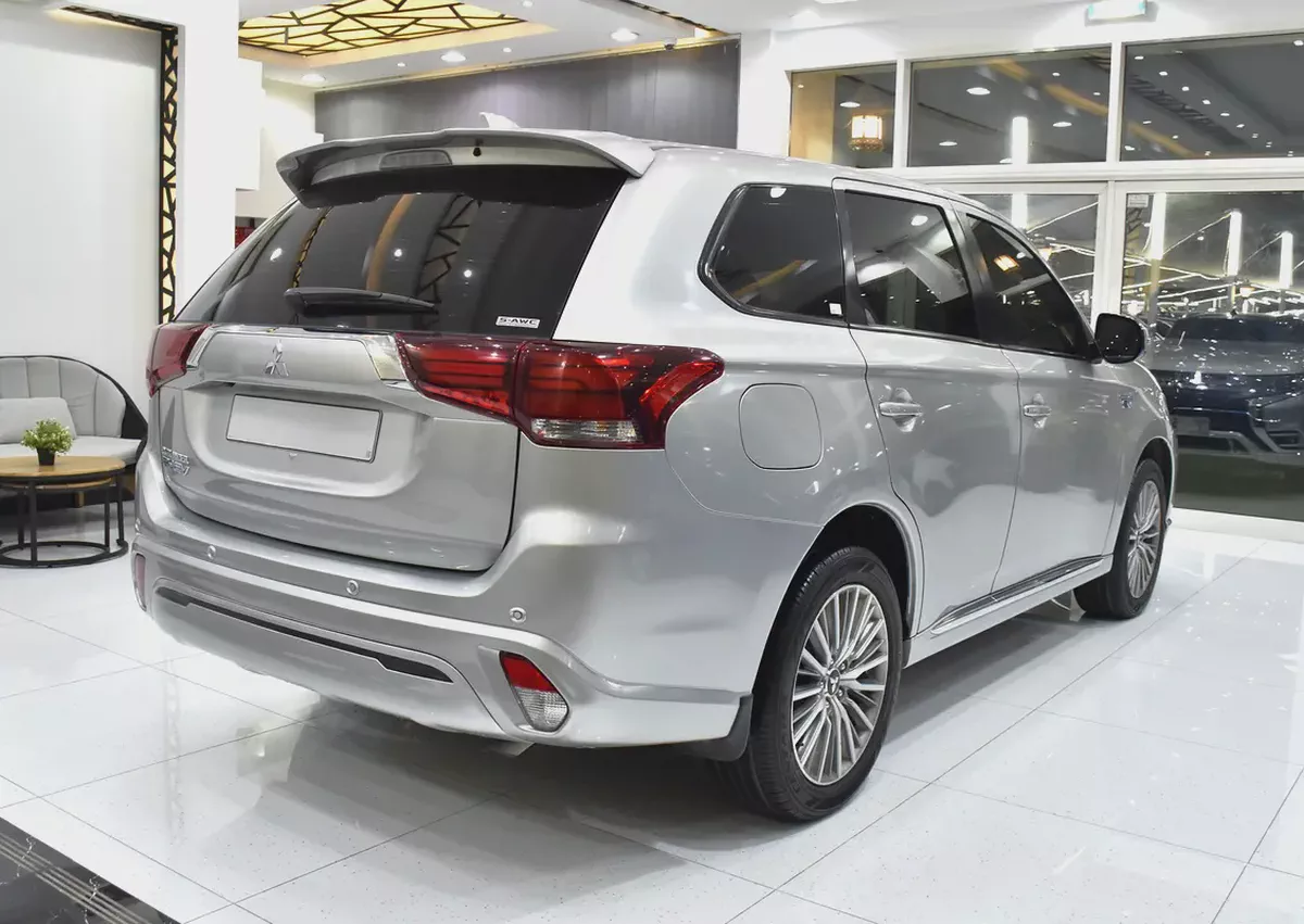 AED 833 EMi at 0% DP | Mitsubishi Outlander PHEV ( 2020 Model ) in Silver Color GCC Specs-5-5
