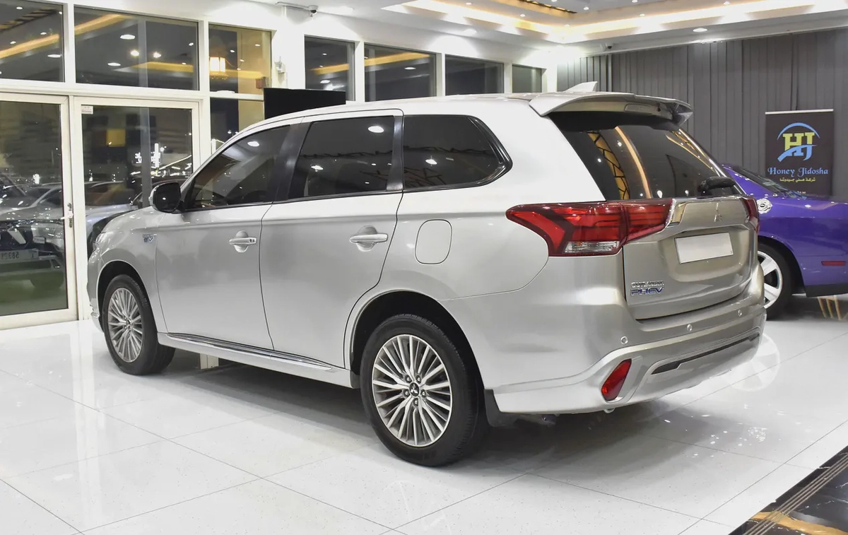 AED 833 EMi at 0% DP | Mitsubishi Outlander PHEV ( 2020 Model ) in Silver Color GCC Specs-6-6