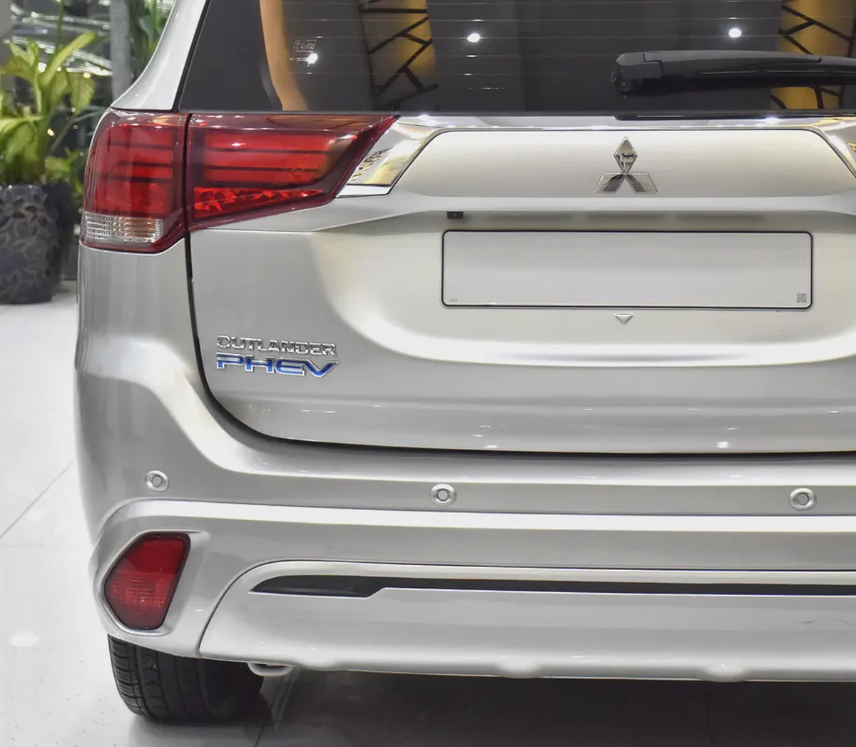 AED 833 EMi at 0% DP | Mitsubishi Outlander PHEV ( 2020 Model ) in Silver Color GCC Specs-7-7