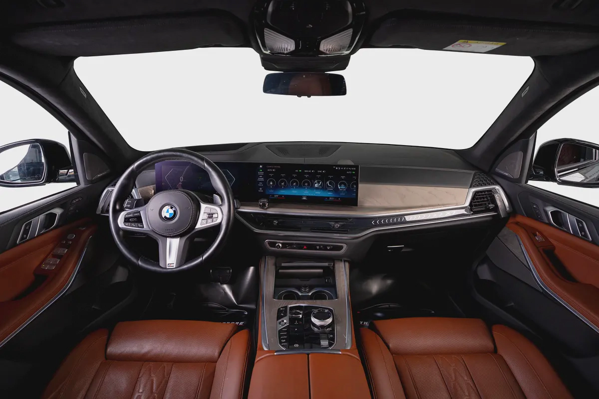 BMW X7 X-Drive 40i M Sport-GCC-AGMC Warranty and Service Contract Until 01/2028- 1 Owner-7 Seats-9-9