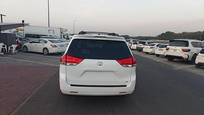 2011 Toyota Sienna SE - American Specs - Well Maintained-7