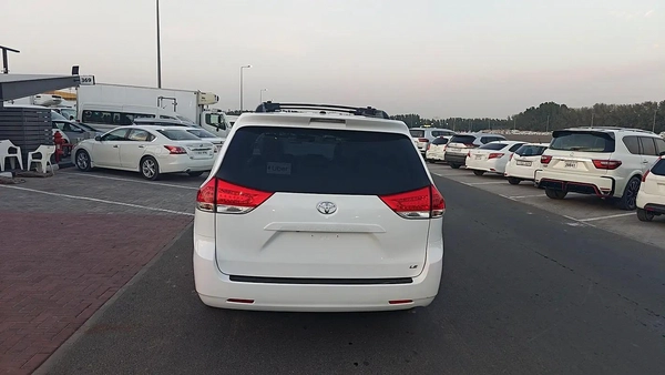 2011 Toyota Sienna SE - American Specs - Well Maintained