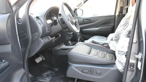 Nissan Navara PRO4X FULL OPTION ALL COLOUR ....