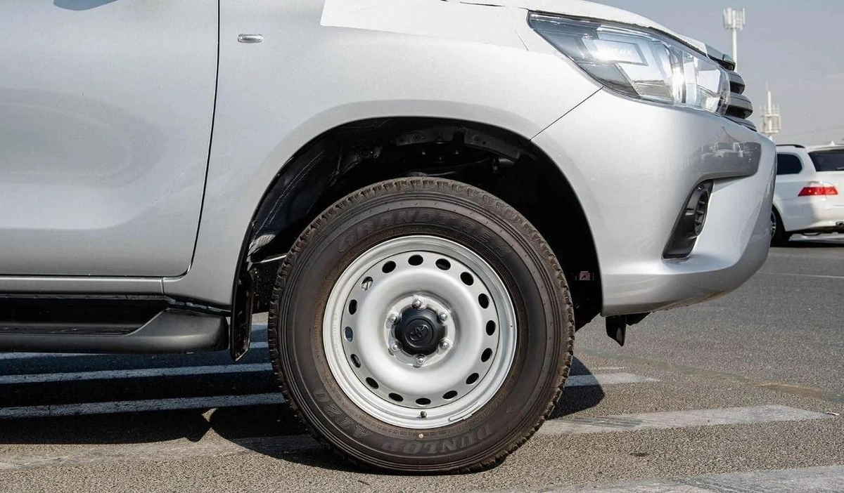 Toyota Hilux Toyota hilux 24L diesel basic option MY2024-12-12