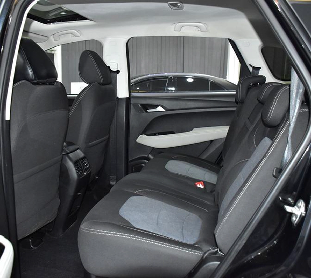 Chevrolet Captiva Premier ( 2023 Model ) in Black Color GCC Specs