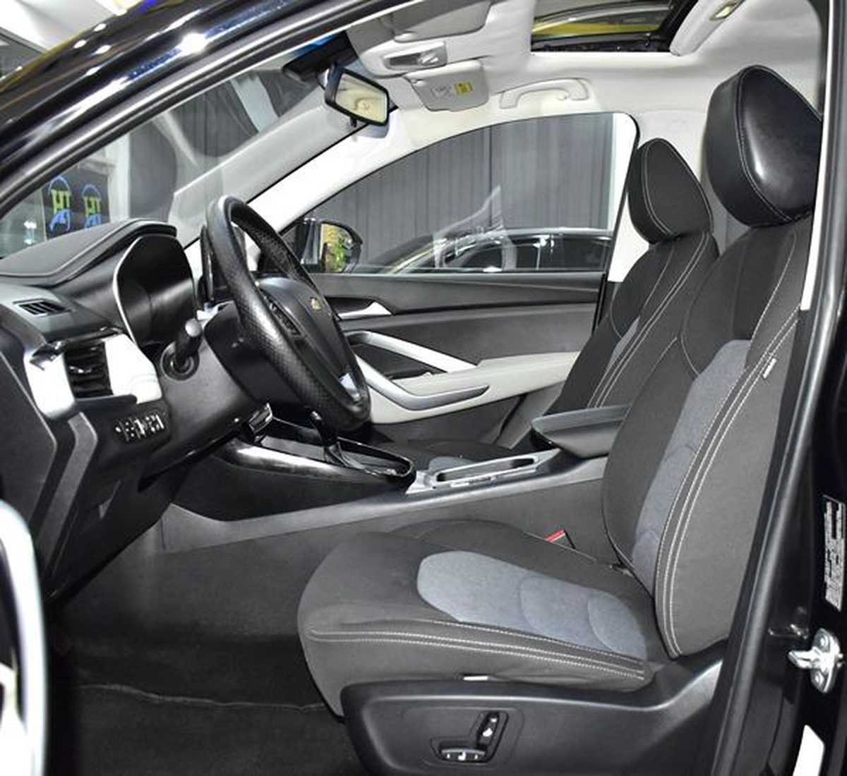 Chevrolet Captiva Premier ( 2023 Model ) in Black Color GCC Specs