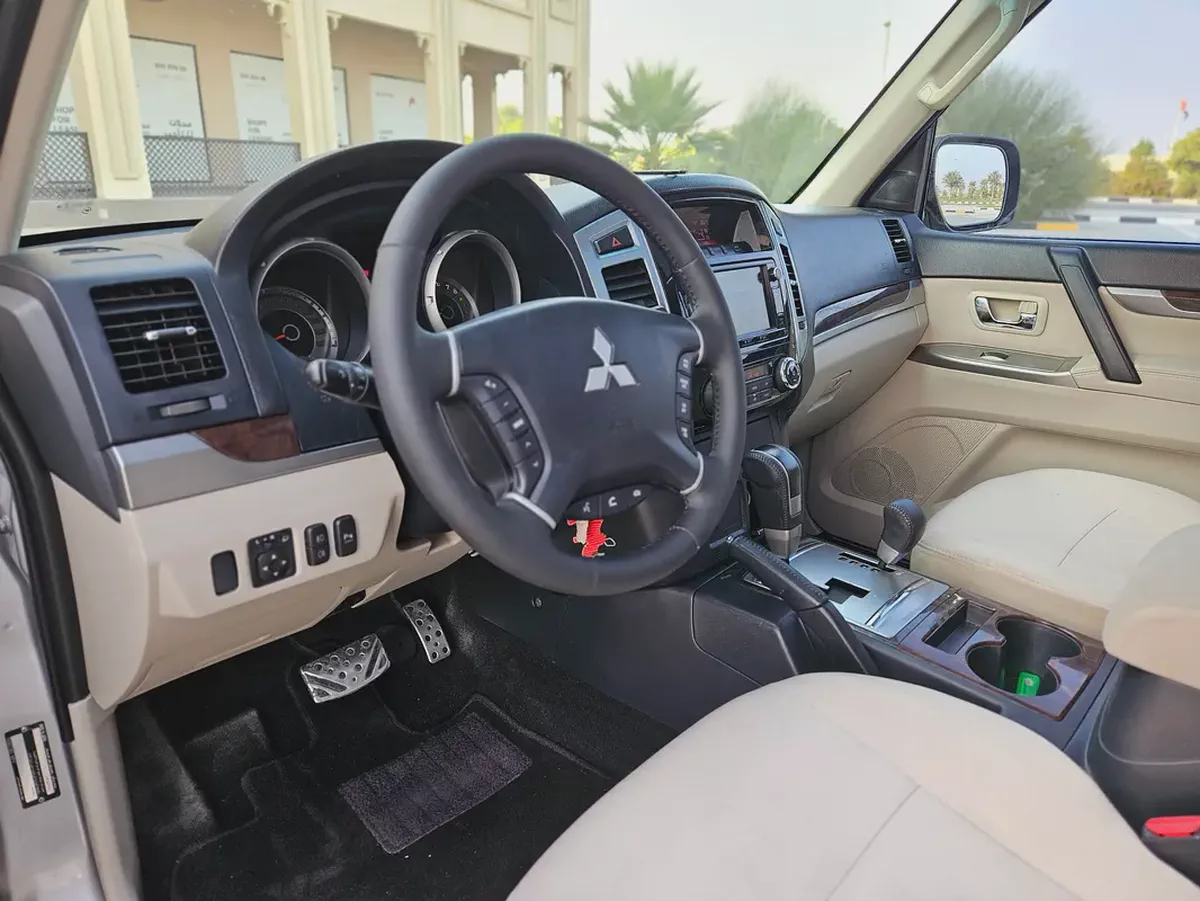 Pajero 2019 GCC Full Option Top With Sunroof and Navigation GLS TOP Line Premium Car With Low KM-11-11