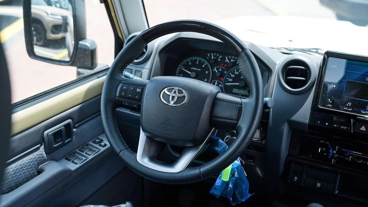 Toyota Land Cruiser 70 HT VXR LC76 LX-4-0