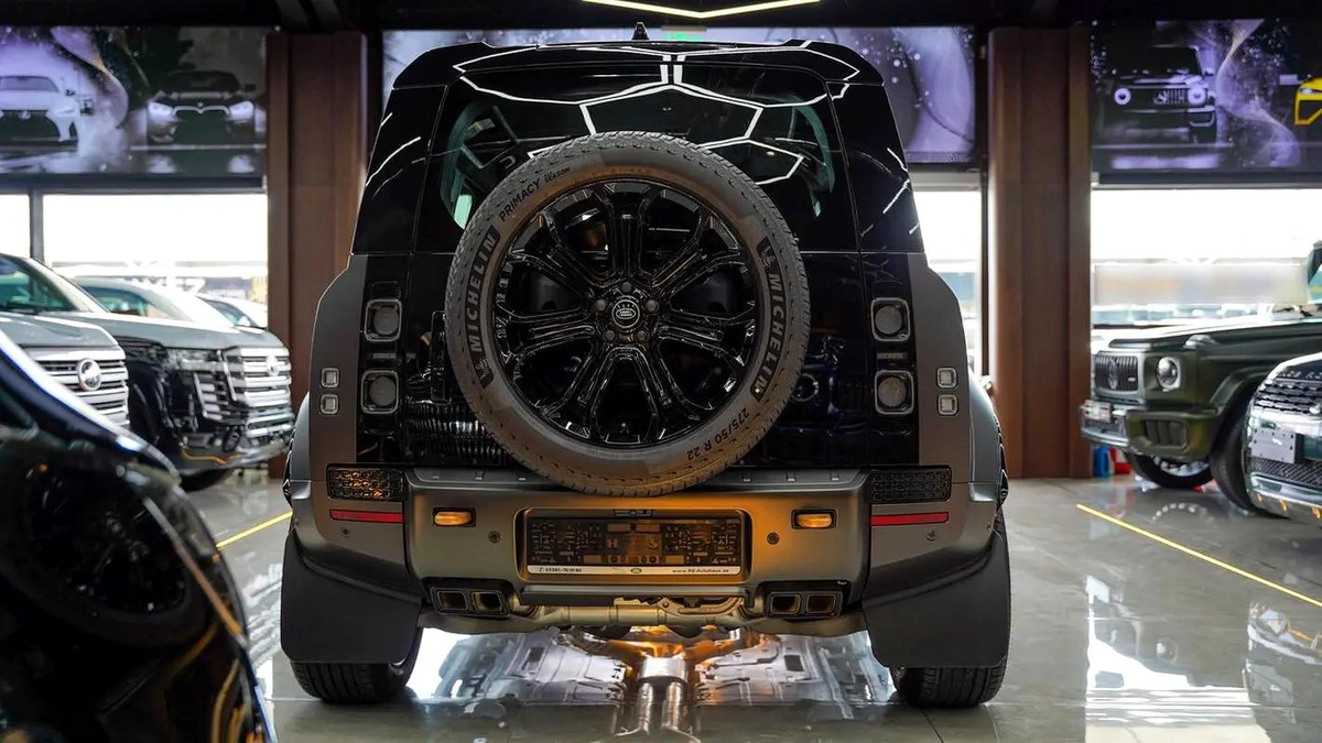 2025 Land Rover Defender 110 Octa - Brand New-4-4
