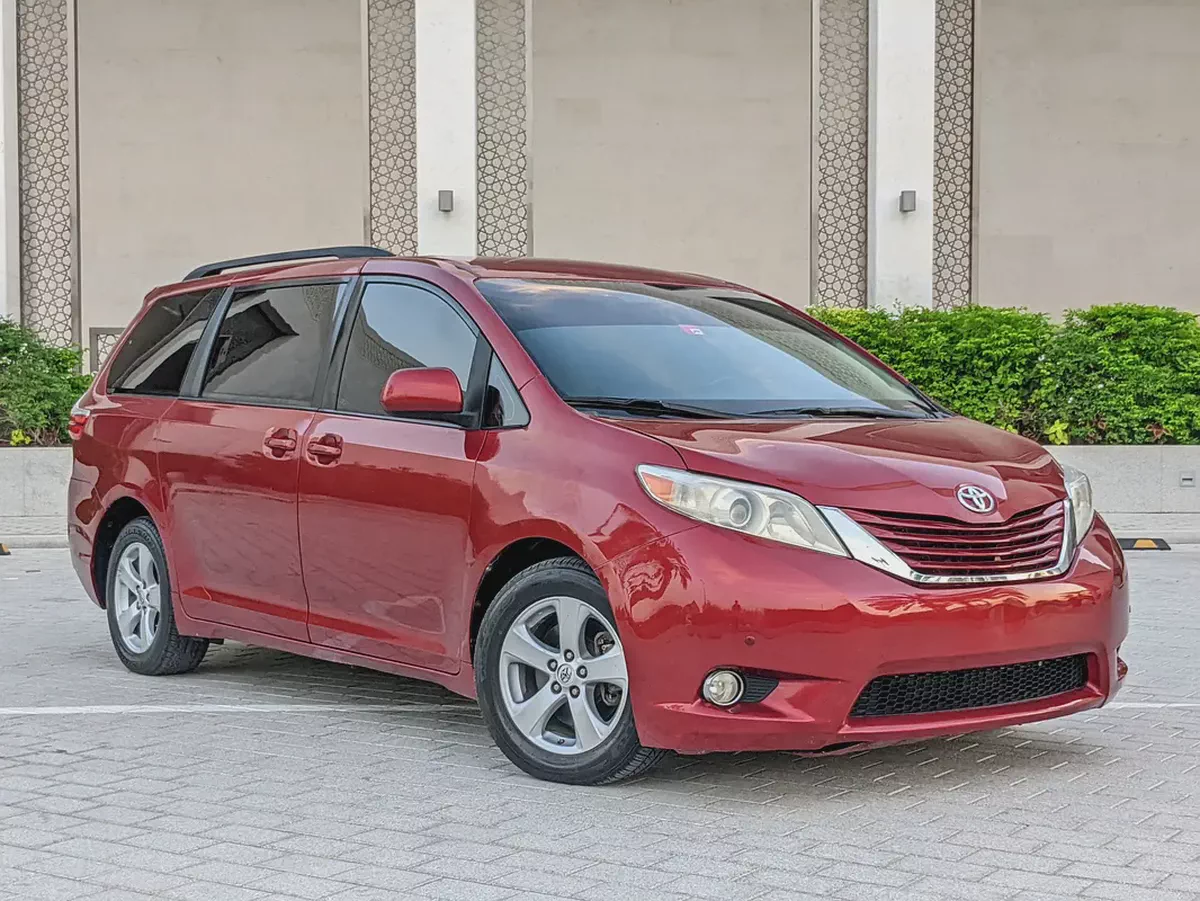 Toyota Sienna 2015 Mid Option With Navigation In Perfect Condition 7 Seater Flawless Family Van-3-3