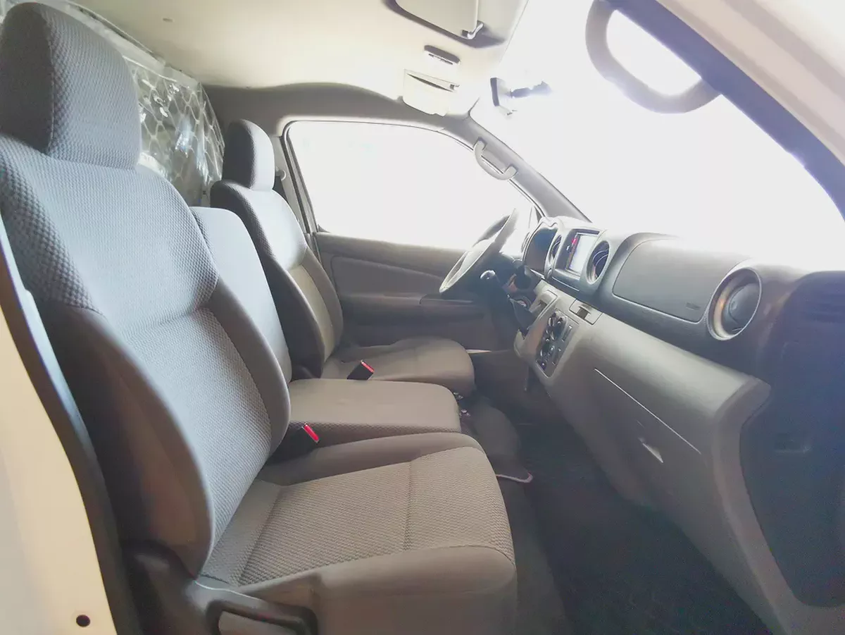 Nissan Urvan NV350 3 Seater Manual 2021 | GCC Specs | Well Maintained-10-10