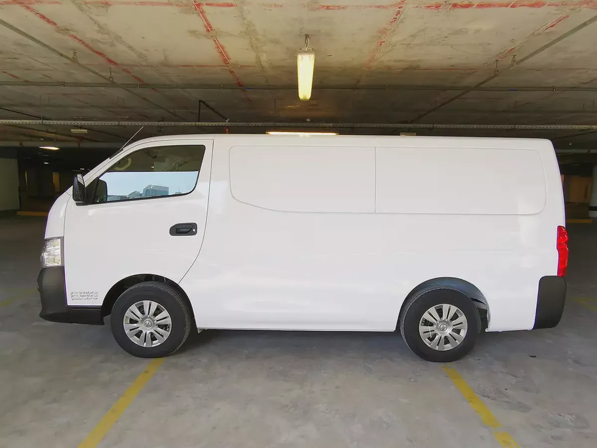 Nissan Urvan NV350 3 Seater Manual 2021 | GCC Specs | Well Maintained-4-4