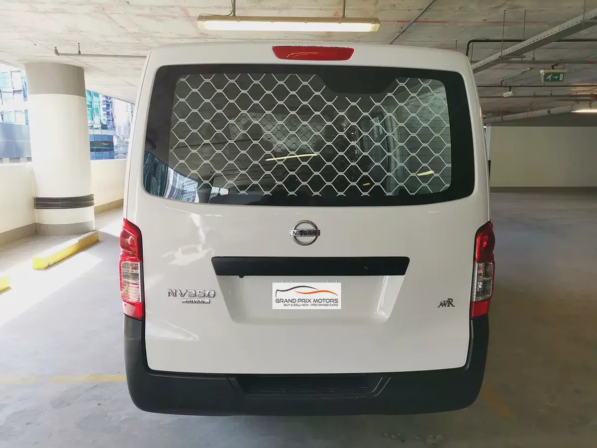 Nissan Urvan NV350 3 Seater Manual 2021 | GCC Specs | Well Maintained-7-7