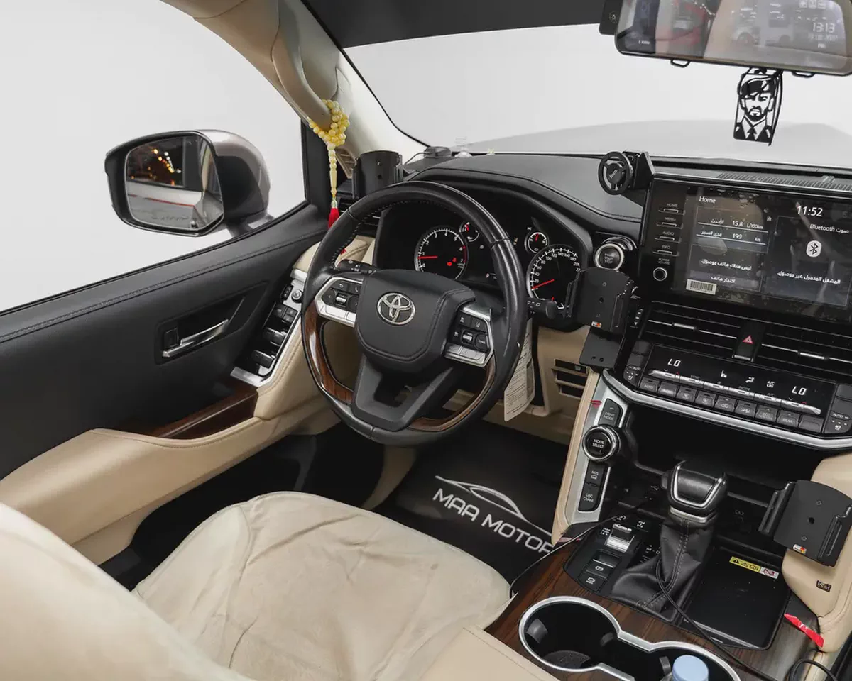 Toyota Land Cruiser GXR 2022 | GCC Specs | Low Mileage-10-10
