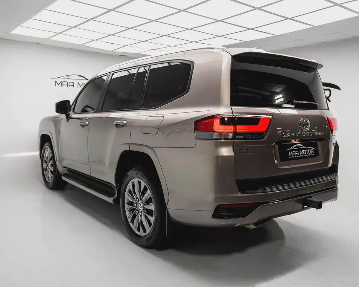 Toyota Land Cruiser GXR 2022 | GCC Specs | Low Mileage-5-5
