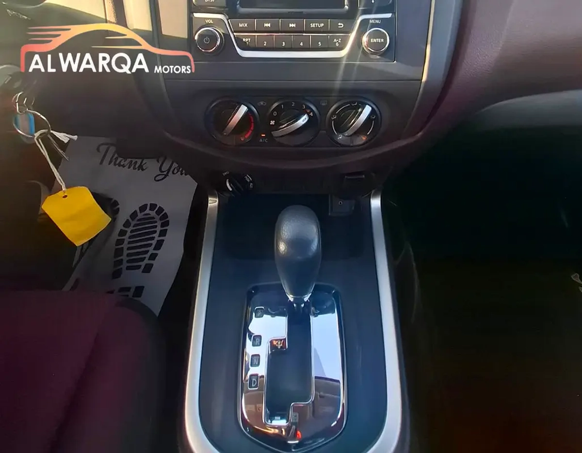 Nissan Navara SE 2022 - GCC Specs - 4x4 Automatic Gear-10-10