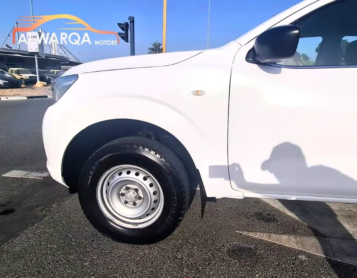 Nissan Navara SE 2022 - GCC Specs - 4x4 Automatic Gear-3-3