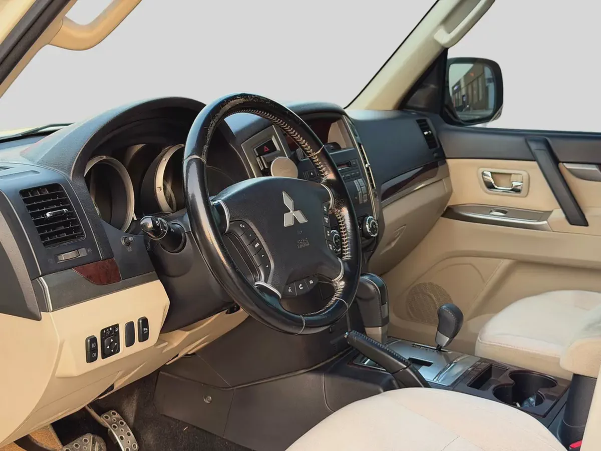 MITSUBISHI PAJERO GLS V6 | 7-SEATER 4WD SUV | GCC | 2016-10-10