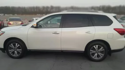 Nissan Pathfinder SV 2017 GCC Specs - Family SUV in Excellent Condition-0