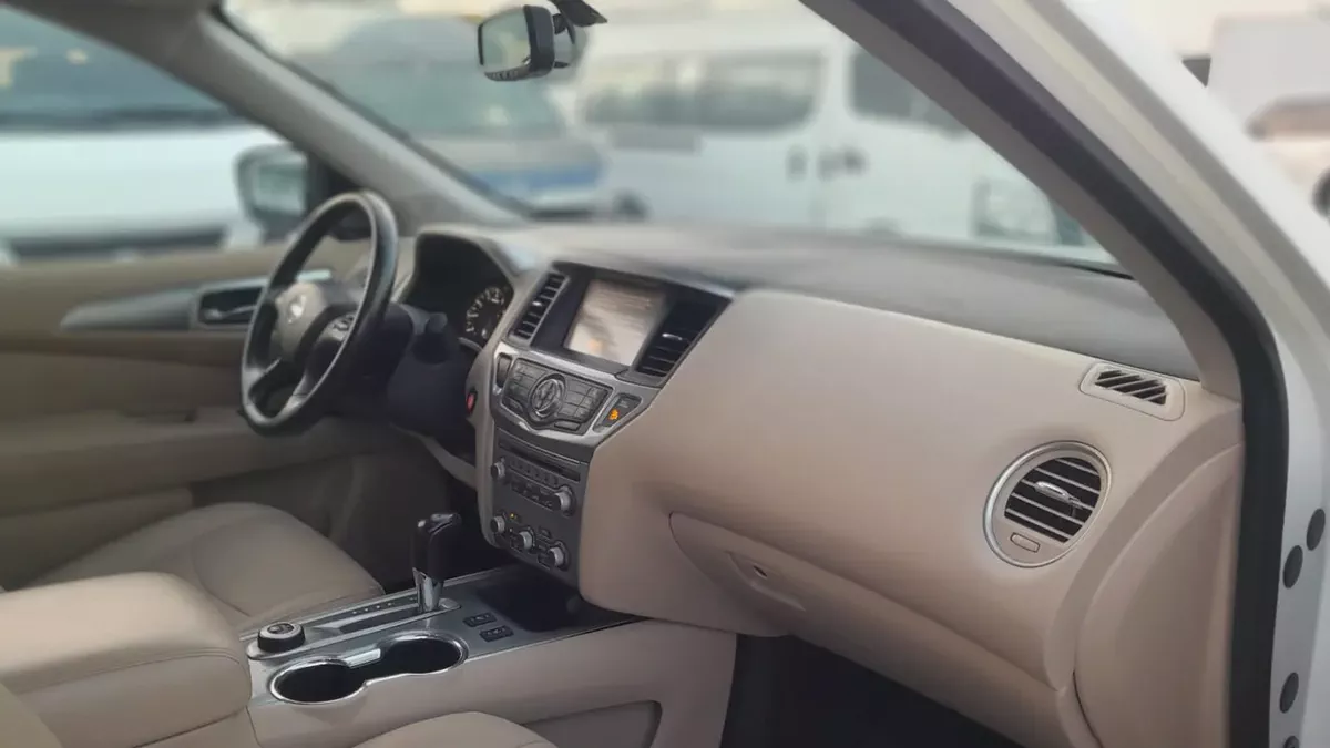 Nissan Pathfinder SV 2017 GCC Specs - Family SUV in Excellent Condition-10-10
