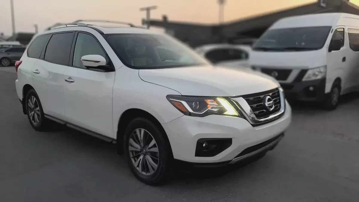 Nissan Pathfinder SV 2017 GCC Specs - Family SUV in Excellent Condition-1-1