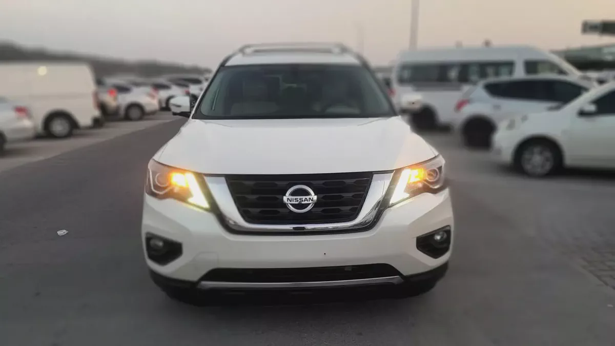 Nissan Pathfinder SV 2017 GCC Specs - Family SUV in Excellent Condition-3-3