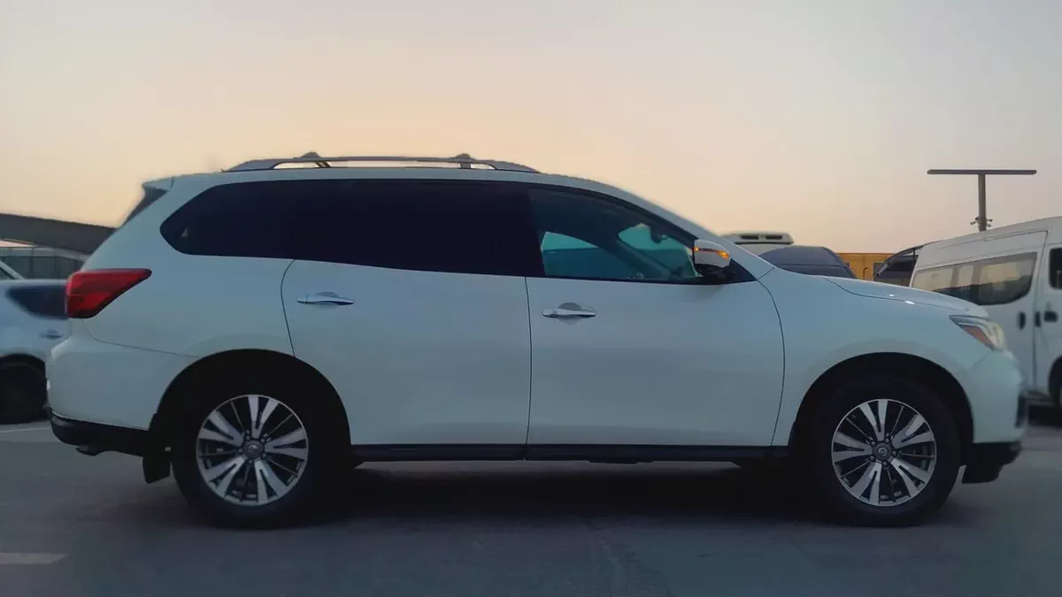 Nissan Pathfinder SV 2017 GCC Specs - Family SUV in Excellent Condition-4-4