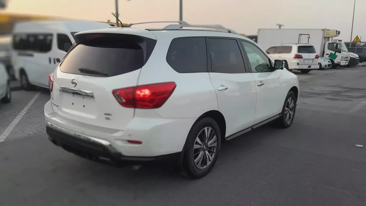Nissan Pathfinder SV 2017 GCC Specs - Family SUV in Excellent Condition-6-6