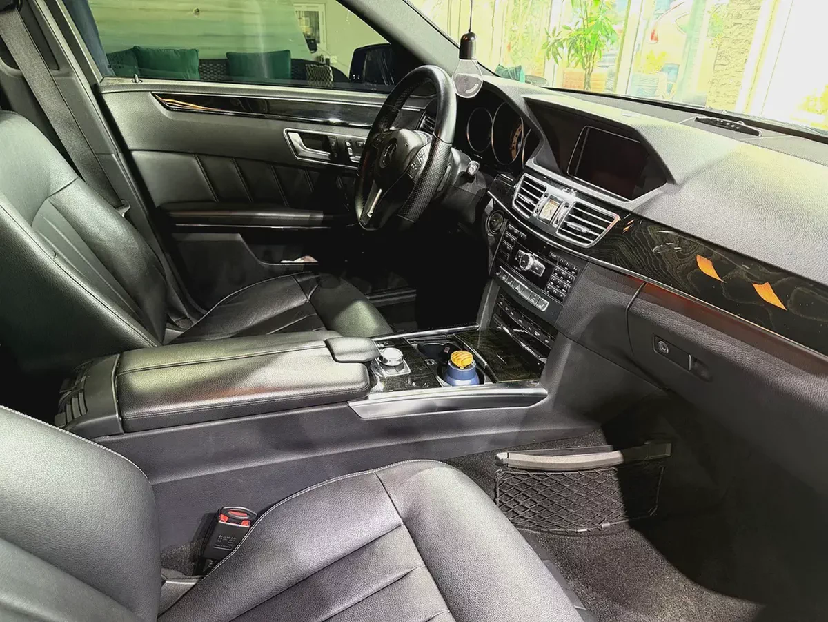 Only 83K KM !! - Hybrid - E 400 - Full Option - Amazing Condition-9-9