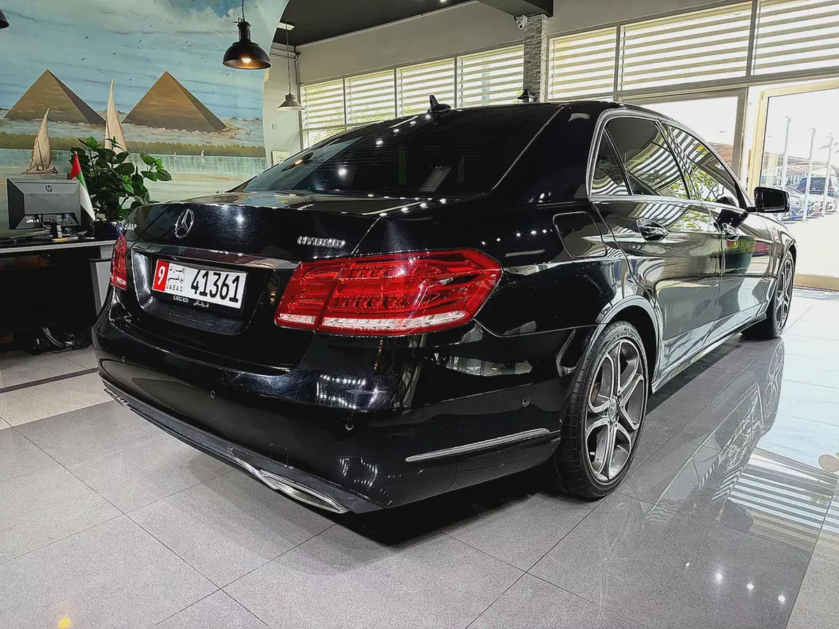 Only 83K KM !! - Hybrid - E 400 - Full Option - Amazing Condition-5-5