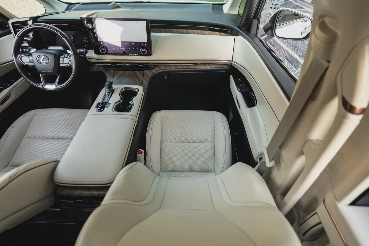 Lexus LM 350h 2024-18-18