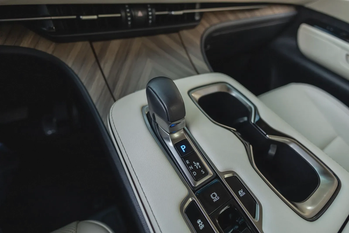 Lexus LM 350h 2024-14-14