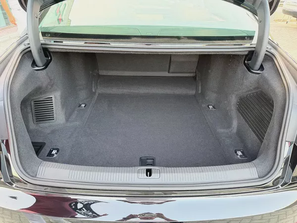 اودي A8L اسود / زعفراني خليجي Audi A8 55 TFSI Quattro 2026 - GCC Specs - Brand New!
