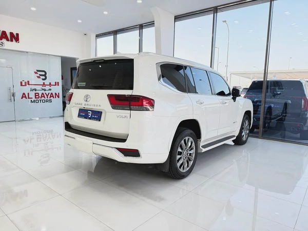 تويوتا لاند كروزر VXR 3.5L تون تيربو ابيض / بيج خليجي الفطيم Toyota Land Cruiser VXR 2023 GCC Specs