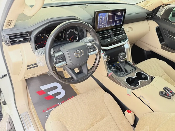 تويوتا لاند كروزر VXR 3.5L تون تيربو ابيض / بيج خليجي الفطيم Toyota Land Cruiser VXR 2023 GCC Specs