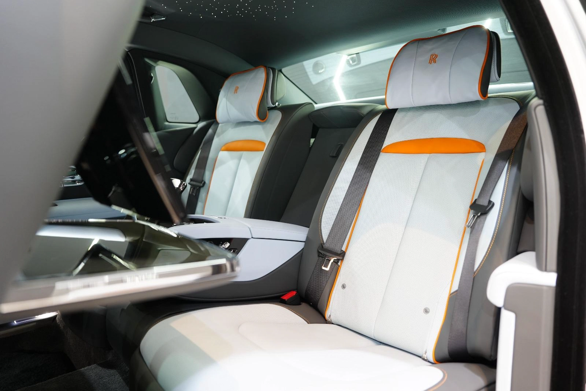 Rolls-Royce Ghost Black Badge 2024-8-8