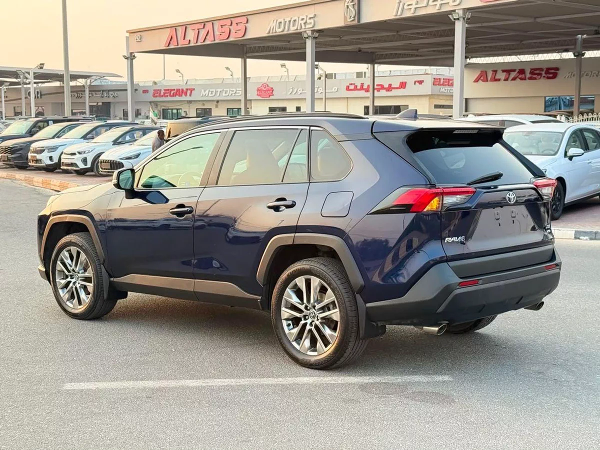 Toyota RAV4 XLE-12-0
