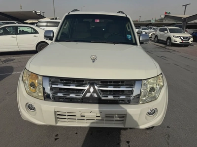 Mitsubshi pajero 2013 white 2 dor  GCc calen car-0