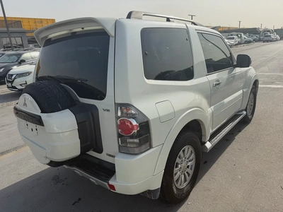 Mitsubshi pajero 2013 white 2 dor  GCc calen car-3