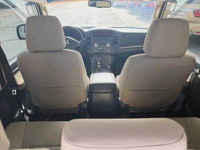 Mitsubshi pajero 2013 white 2 dor  GCc calen car-8