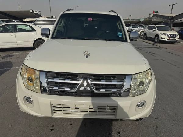 Mitsubshi pajero 2013 white 2 dor GCc calen car