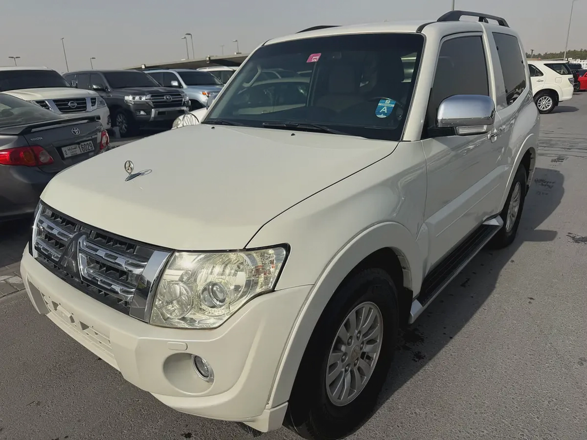 Mitsubshi pajero 2013 white 2 dor  GCc calen car-1-1